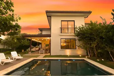 Image de Lake House - Private Pool - King Bed - Sleeps 14