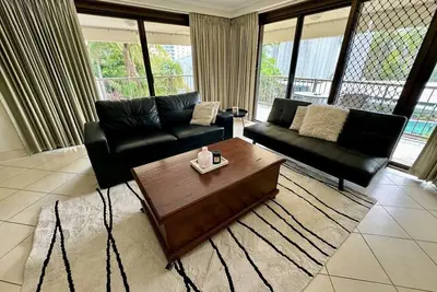 Image de Downtown Delight: 2br Getaway + Pool