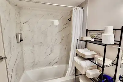 Image de Cozy Clean-living space with full kitchen, strong Wi-Fi. Family friendly!