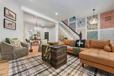 Image de ★ HostWise Stays ★ Foxy home, off-street parking, new remodel!