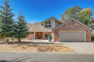 Image de 5 Mi to Lake Natoma: Home w/ Deck in Orangevale!