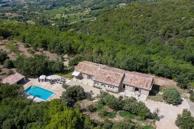 Image de Elégante villa provençale à Bonnieux avec jardin et piscine privée - La Bécasse