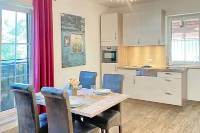 Tree house tree 4 - Tree house