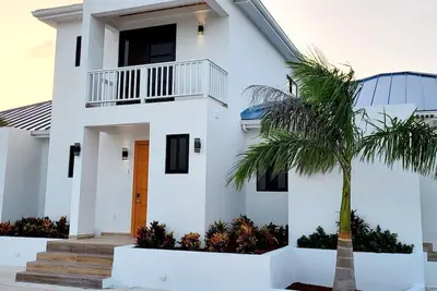 Image de Lush 2-Story Apartment, Poolside Bliss Near Beach