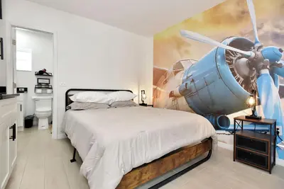 Image de Welcome to your cozy retreat in Daytona Shores, just steps from the Atlantic Ocean. Perfect for solo travelers or couples, this comfy motel studio offers easy beach access and is surrounded by great local restaurants and cafés.