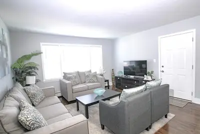 Image de Spacious, Renovated Suburban 2-Bed Near Chicago and Transportation