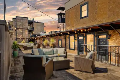 Image de Perfect Location - King Street Condo!