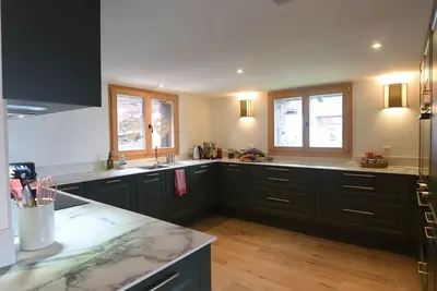 Image de Charmant chalet tout neuf, entièrement rénové, avec chambres lumineuses et spacieuses, qui se trouve