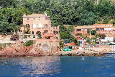 Image de Villa en bord de mer, plage privée, proche de Cannes
