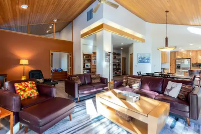 Image de Titl04 - Charming Sunriver Retreat | King Suites | Ac | Ping Pong
