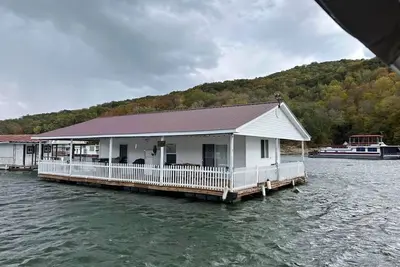 Image de Norris Lake Floating Home available year around.