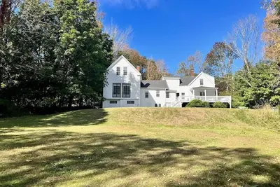 The Downing House - Newly Updated 4bd Farmhouse!