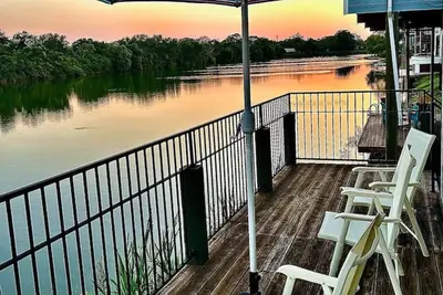 Image de Lakehouse with Hot Tub and Decks