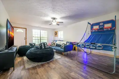 Image de *Beautiful 3bd Home w\/ Hot Tub! WiFi + Games! *
