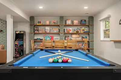 Image de Experience an elevated group getaway in this renovated 3, 100 sqft, 5-bdrm 3 bth. Perfect for families, it features a massive 900 sqft game room with a  pool ping pong table, wet bar, & much more. Enjoy a luxurious stay with hotel-style amenities.
