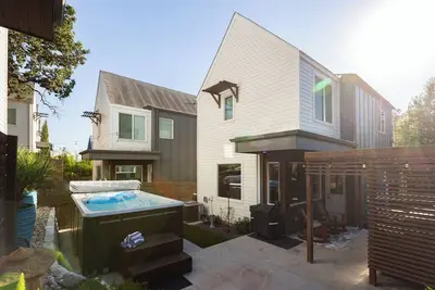 Image de Minutes away from nightlife I Swim Spa for Laps - WalkerVR East Side Love Song!