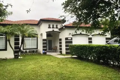 Image de Home in Miami. \n4 beds 2. 5 baths \nSpacious and comfortable, in a very quiet area.