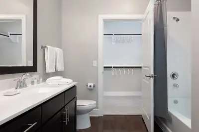 Image de Fall Special- Spacious 2bed/2bath Full Apartment