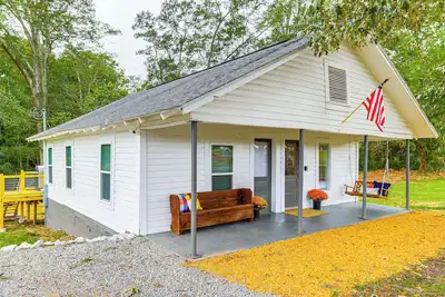 Image de Downtown Heflin Cottage w/ Deck & Fire Pit!