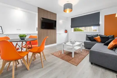 Image de Motherwell 2 Bed Sleeps 4 - Modern