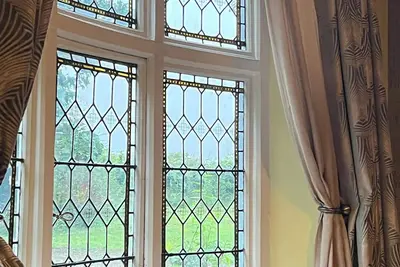 Image de Beautiful old rustic house on two acres of overlooking fields in the back garden