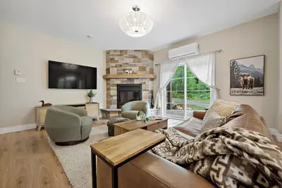 Image de Plateau 204-4 Ski-in/Ski-Out Luxury Condo in Heart of Tremblant