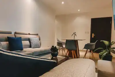 Image de Comfortable, centrally located and 24 hrs. security.