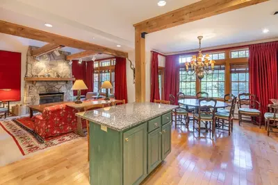 Image de Ski on Ski Off Stratton Snowbridge Townhome with Hot Tub