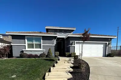 Image de Lincoln Great Home w/ Beautiful Pool+ Hot Tub - Welcome! Enjoy your stay!