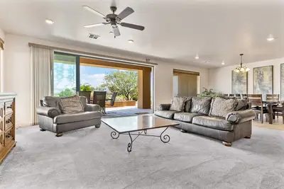 Image de Desert Comfort Awaits at The View