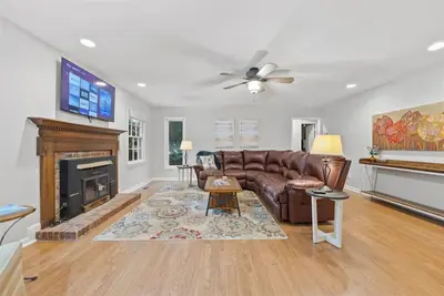 Image de Charming Sawmill Cottage: King Bed & Park-Like Yard