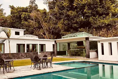 Image de Super comfortable cabin with pool, surrounded by nature, close to downtown.