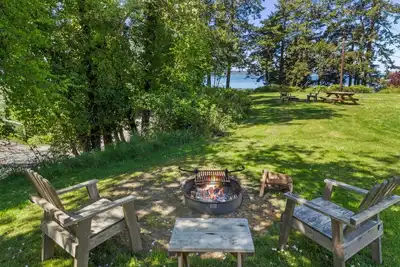 Image de Glamping Tent with Partial Ocean Views - 1 min walk to beach!