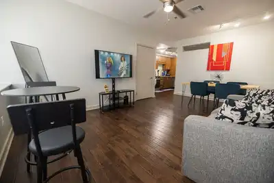 Image de Downtown Dallas - King Bed + Free Parking - Pool