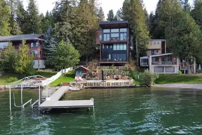 Image de New Modern Luxury home. Enjoy the sweeping lakefront and mountain view’s.