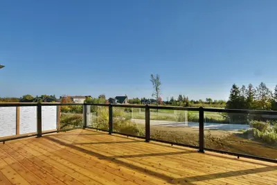 Image de Fantastic new house on a golf course one block from the beach on Georgian Bay