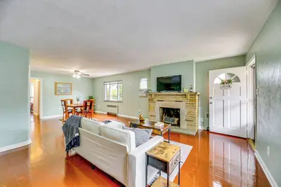 Image de 8 Mi to Dtwn: Retreat w\/ Balcony in Pittsburgh!