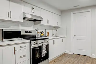 Image de Cozy 1-bedroom with Full Kitchen, workspace, WiFi and Ac in charming Mississauga