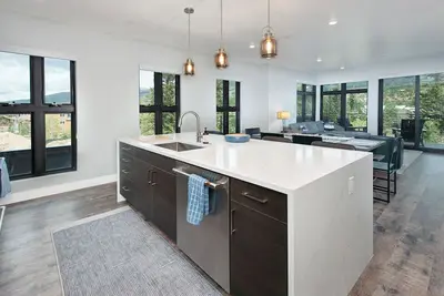 Image de Stunning new 2br with Private Hot Tub On the River