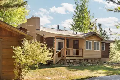 Image de Ride snowmobiles from the driveway. Large Hot tub.