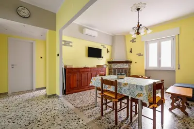 Image de GuestHost - Spacious 90 sqm apartment, ideal for 5 people, located on the first floor of a building Without elevator (stairs to access it). The accommodation is located in Pieve, a splendid village characterized by a typical Tuscan atmosphere. The apartme