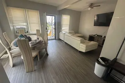 Image de 420 friendly sleeps 8 in Detroit’s east side with WiFi, Ac. Enjoy your stay