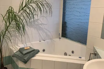 Image de Waves Unit 113 bay views. Cowes beach & shops on your doorstep. Pet friendly!