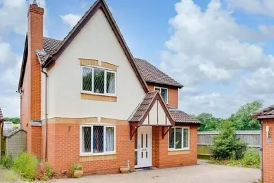 Image de Spacious 4-Bed House with Conservatory and Parking