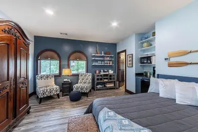 Image de Top-floor studio with golf-view shared balcony & outdoor Tv - near Lake Oconee