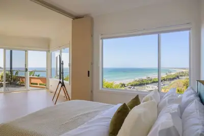 Image de Seaview Sanctuary at the Beach- Watch city skyline and beach from everyroom