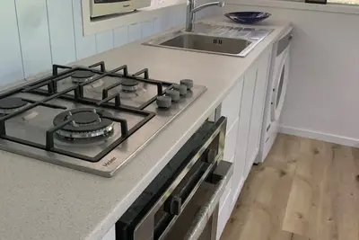 Image de Modern apartment nestled next to native bush close to hospital and town