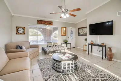 Image de 8 Mi to State Farm Stadium: Glendale Home w/ Grill