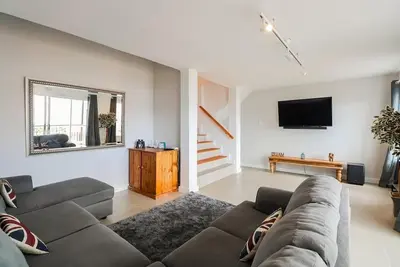 Image de Modern Lakeside 3 Story Apartment situated on the Knysna Lagoon