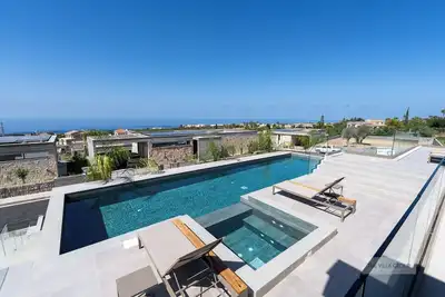 Image de 4 bed brand new villa, sea views, private pool, 5 minute drive from Coral Bay